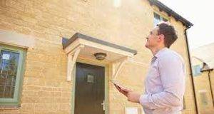 une personne devant la porte d'une maison